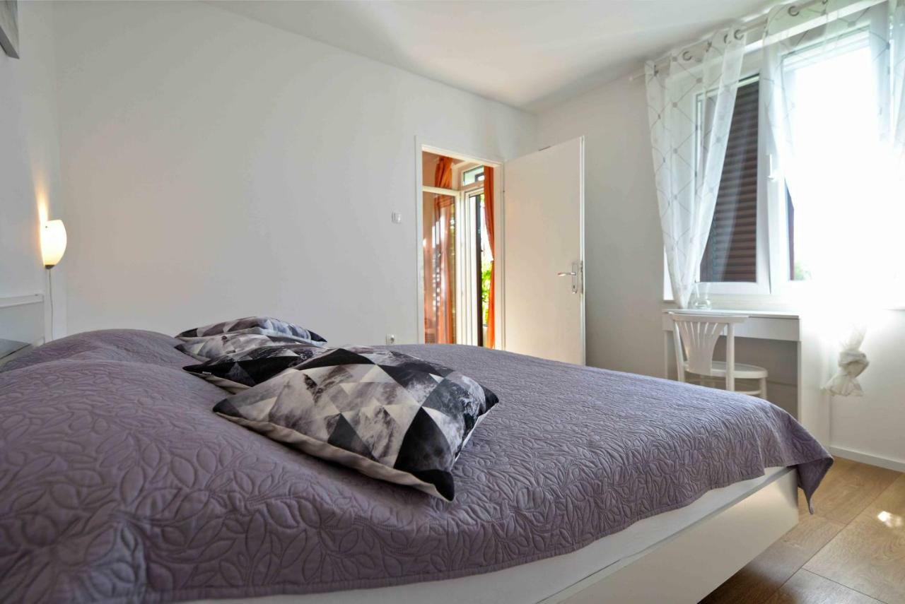 Beach Apartment Kate With Sea View, Balcony And Parking, Murter, Dalmatia Экстерьер фото